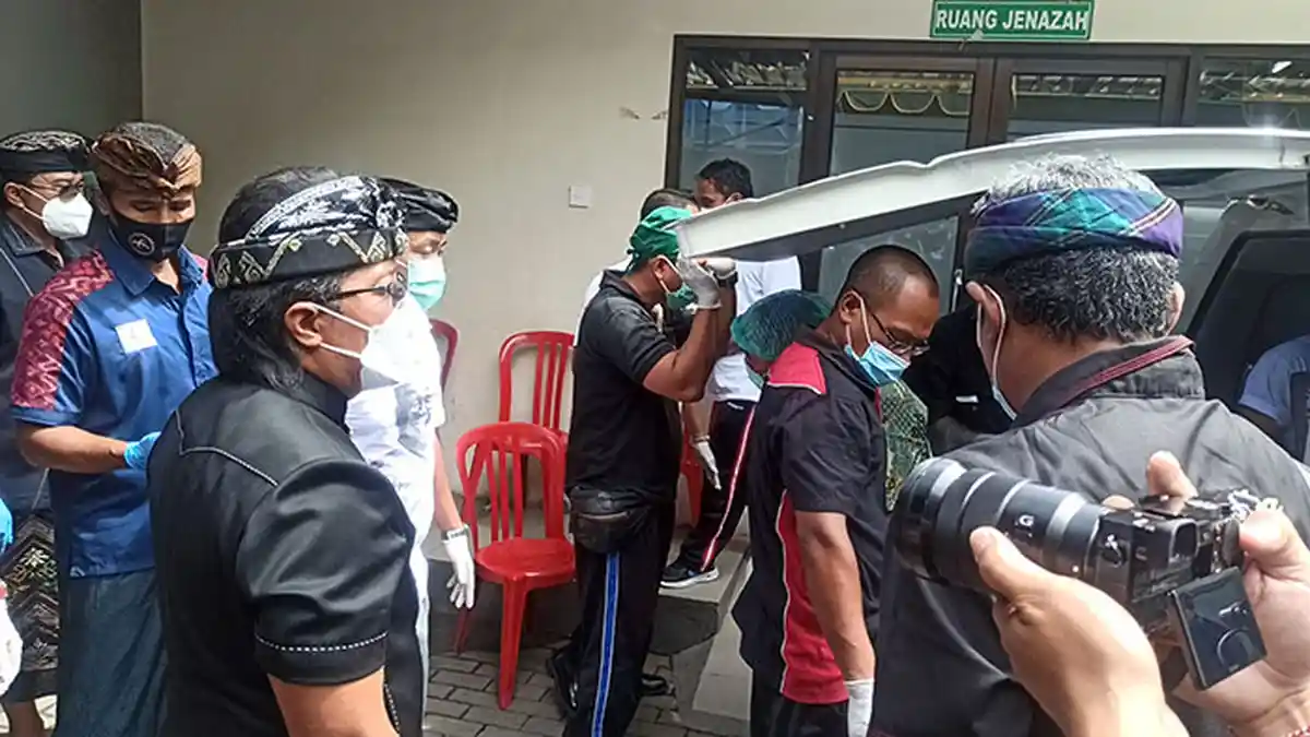 Jelang Pelebon, Jenazah Anggota DPRD Badung Ida Bagus Sunartha Dibawa ke Griya Sari Sangeh