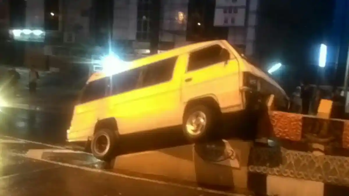 Gara-gara Kantuk, Mobil Rio Panjat Pembatas Fly Over Jalan Sudirman