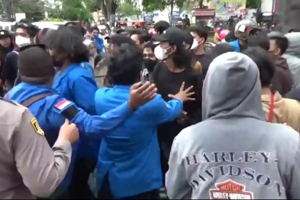 Unjuk Rasa Mahasiswa di Jl Sultan Alauddin Makassar Diwarnai Kericuhan