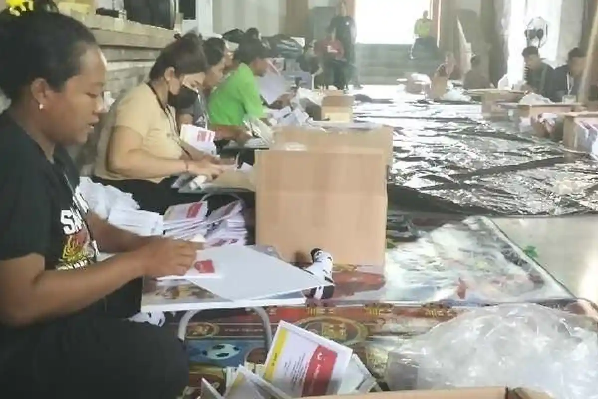 KPU Jembrana Libatkan 77 Orang Lipat Surat Suara, Per Lembar Diberi Upah Rp200