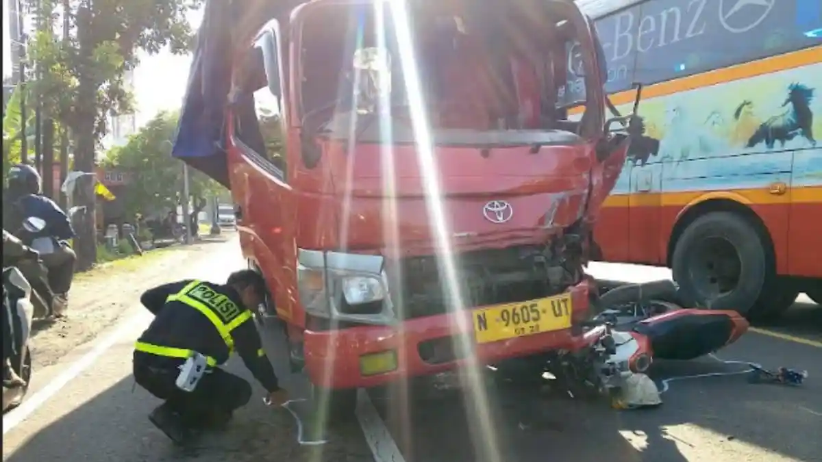 Kecelakaan Beruntun di Bandarkedungmulyo Jombang, Empat Orang Terluka