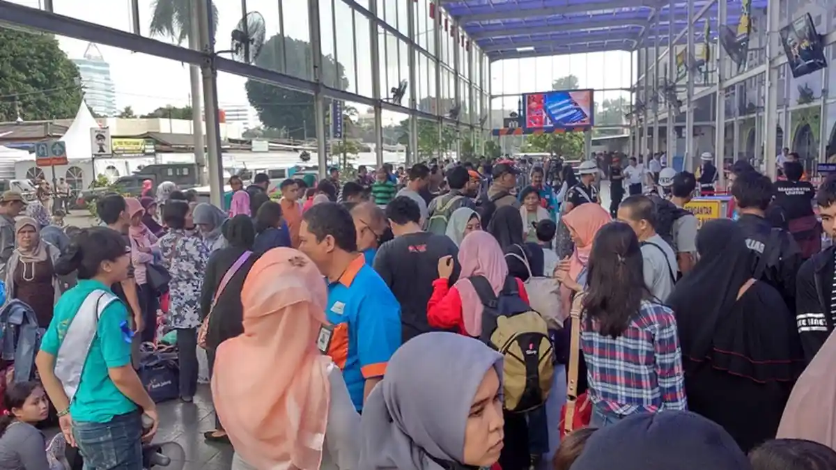 Ribuan Penumpang Kereta Masih Berangkat Mudik dari Stasiun Pasar Senen