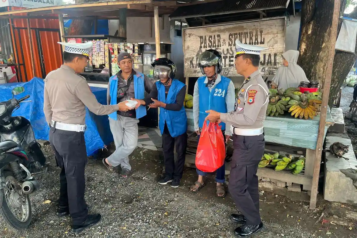 Jumat Berkah, Satlantas Polres Sinjai Bagi Nasi Kotak ke Pengguna Jalan