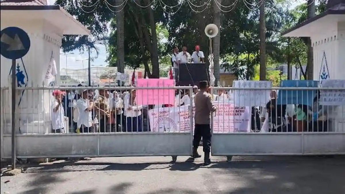 Warga Desa Lau Barus Geruduk Kantor Bupati Deli Serdang, Tuntut Pengaspalan Jalan