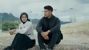 Lirik-Lagu-Minang-Sanang-Di-Awak-Sasak-Di-Urang-Layla-Rahmi-Ft-Mikel-Rasyid.jpg