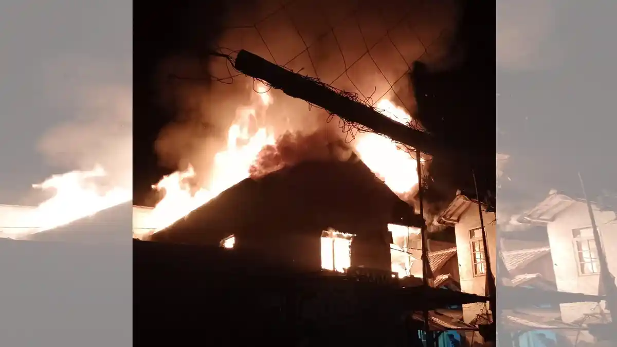 Satu Rumah di Cimahi Hangus Dilalap Api, Kakek Tewas saat Tidur di Lantai 2