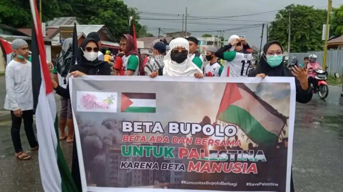 Diguyur Hujan, Aksi Kemanusiaan Dukung Palestina di Namlea Tetap Berlanjut
