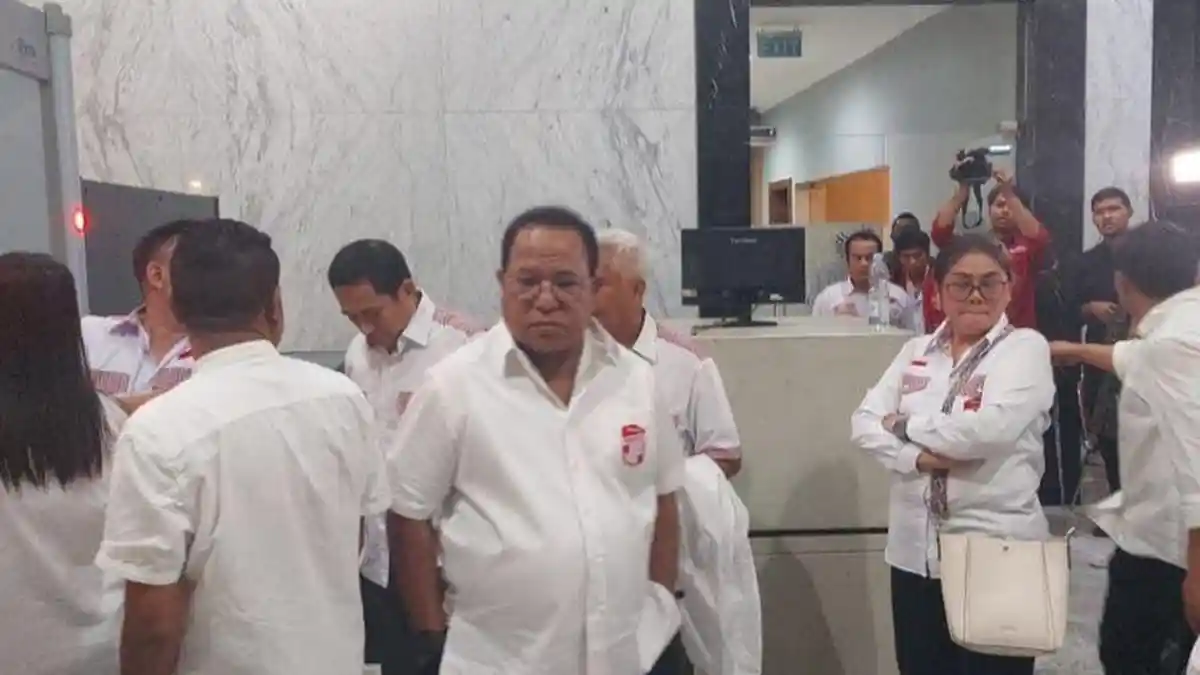 Berita Populer, Presiden Jokowi Kumpulkan Para Relawan di Istana, Anggota TNI Bacok Kepala Komandan