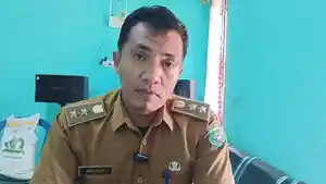 Lurah-Pasangkayu-Awaluddin-saat-memberikan-keterangan-terkait-data-penerima-bantuan-beras.jpg