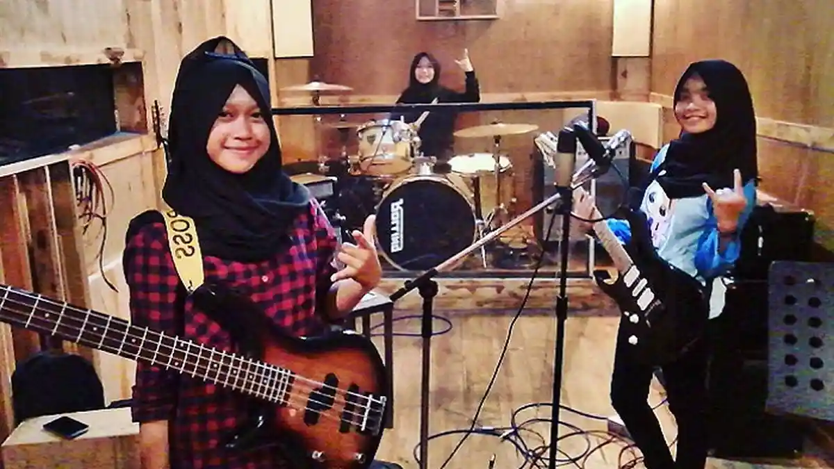 Kisah VoB, Band Heavy Metal Beranggotakan 3 Remaja Berhijab Asal Garut!