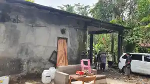 Sejumlah-warga-berkumpul-untuk-mencari-korban-yang-rumahnya-ambruk.jpg
