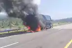 Tronton-bermuatan-pasir-hangus-terbakar-di-ruas-Tol-Cisumdawu-Selasa-1952026.jpg