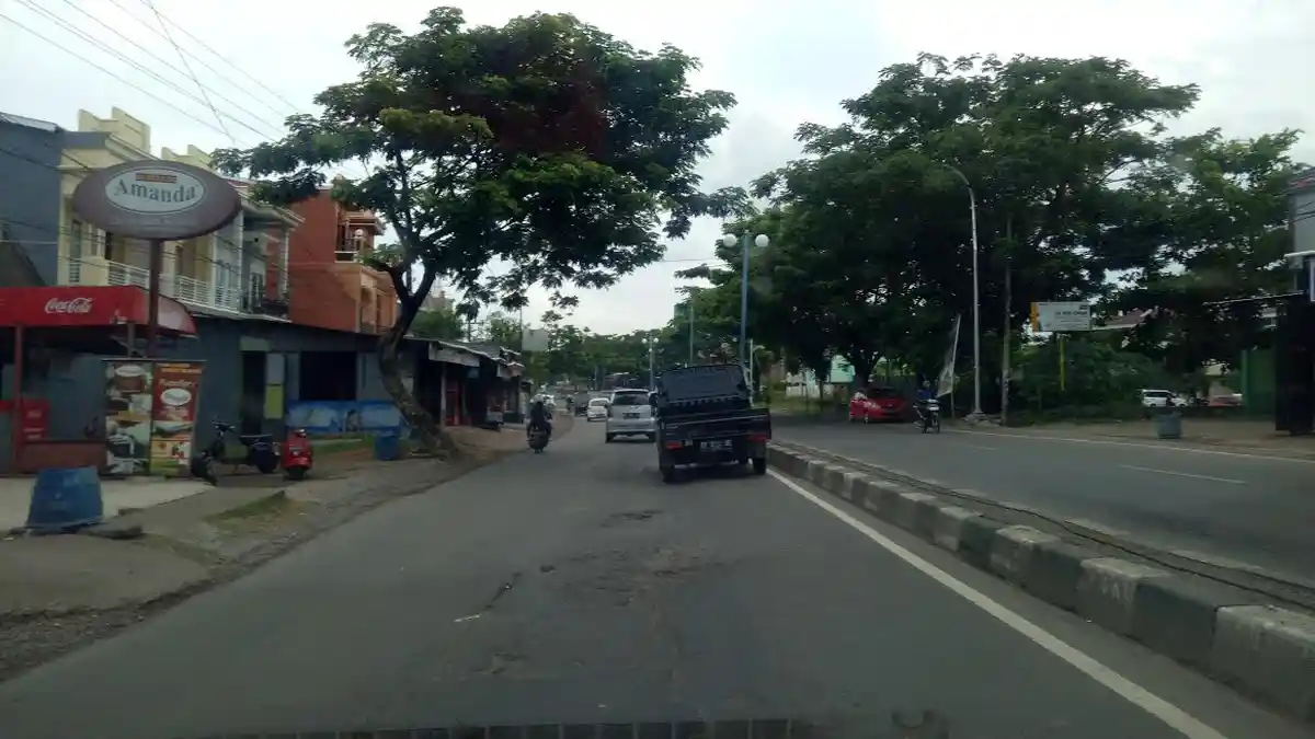 Lubang Depan Toko Buah Maccopa Belum Ditambal, Pengendara Mengeluh
