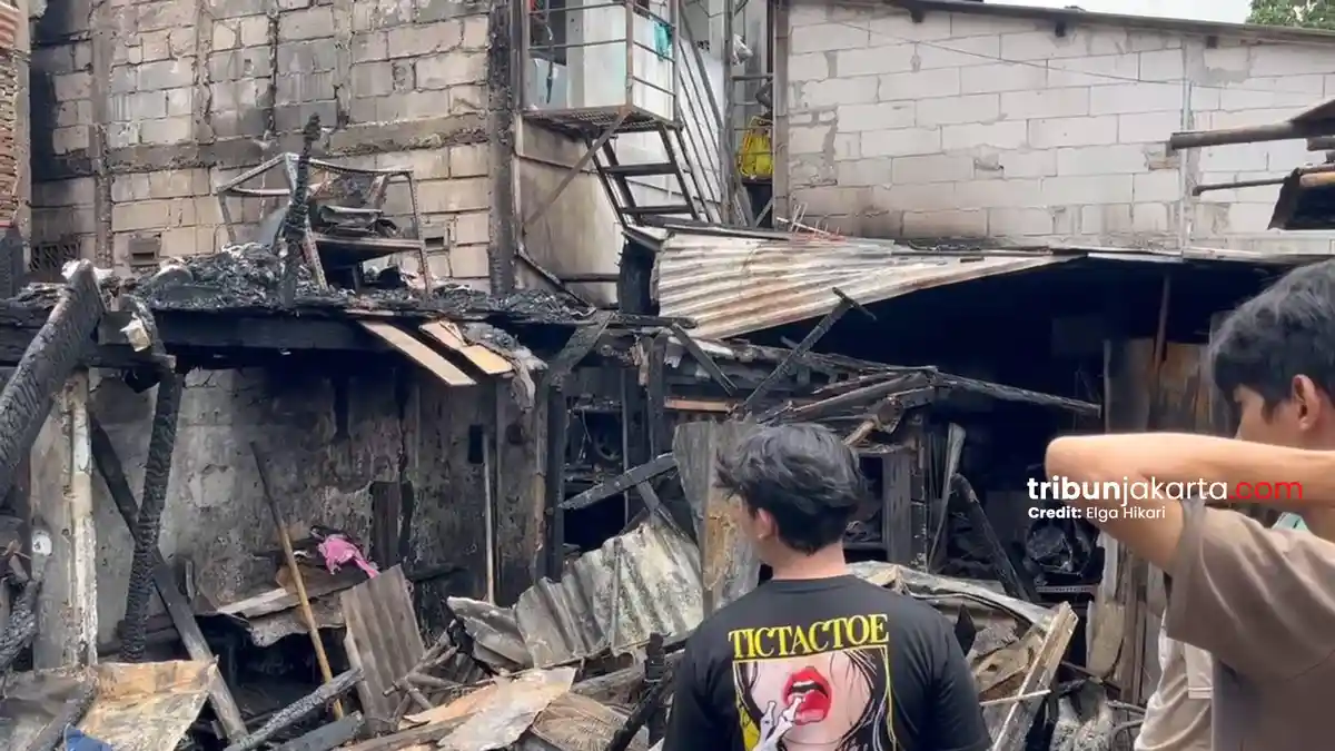 75 Personel Damkar Diterjunkan Padamkan Api di Jakarta Barat, 3 Rumah Hangus