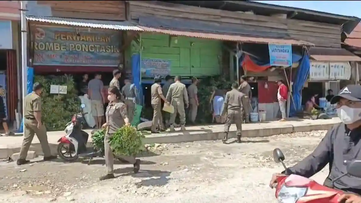 Satpol PP Toraja Utara Tertibkan PKL Penjual Sayur Babi di Pasar Bolu