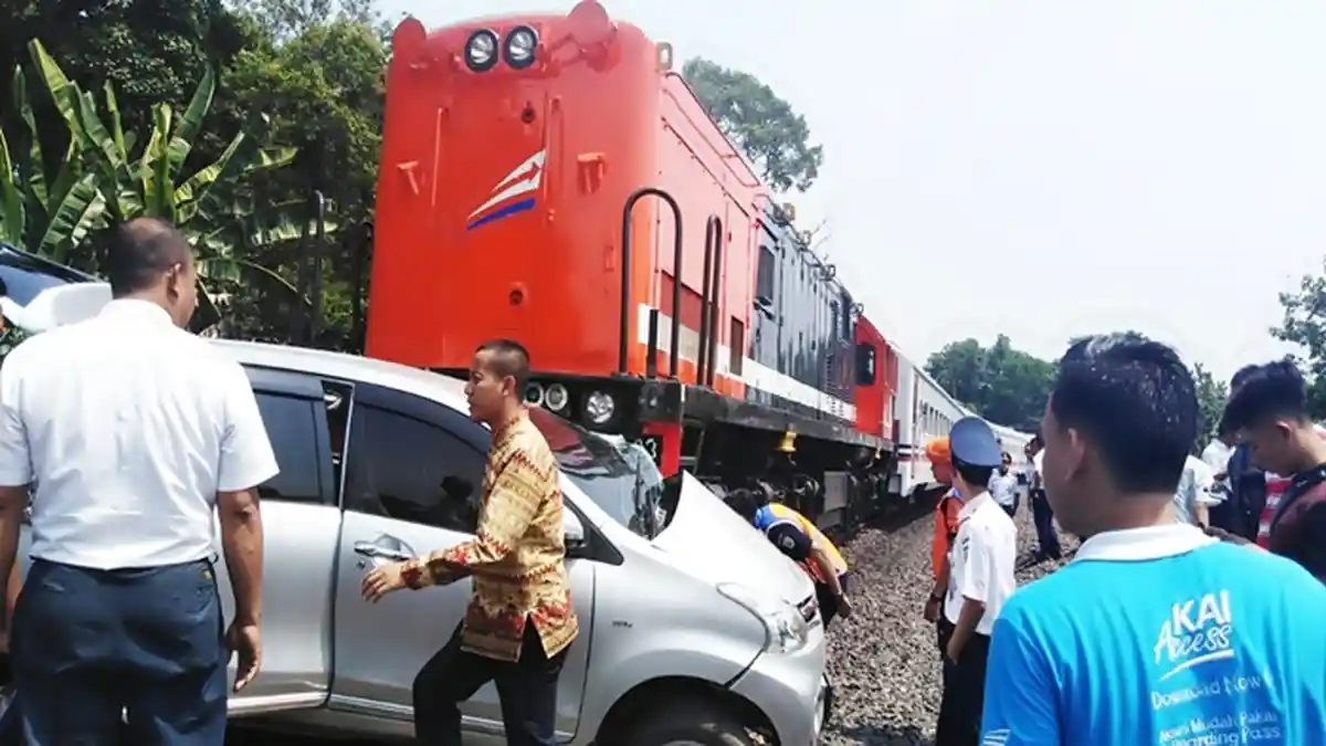 Mau Mundur Mesin Mati, Mobil Berisi 3 Penumpang Terseret 100 Meter