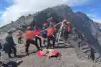 KECELAKAAN-Tim-SAR-gabungan-melakukan-proses-evakuasi.jpg