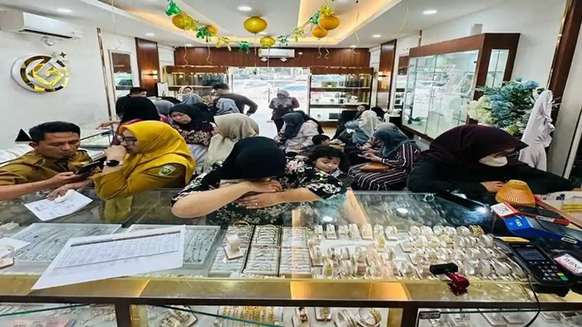 Harga Emas Hari ini 10 April 2025 Kembali Cetak Sejarah, Warga Palembang Ramai Beli Meski Harga Naik