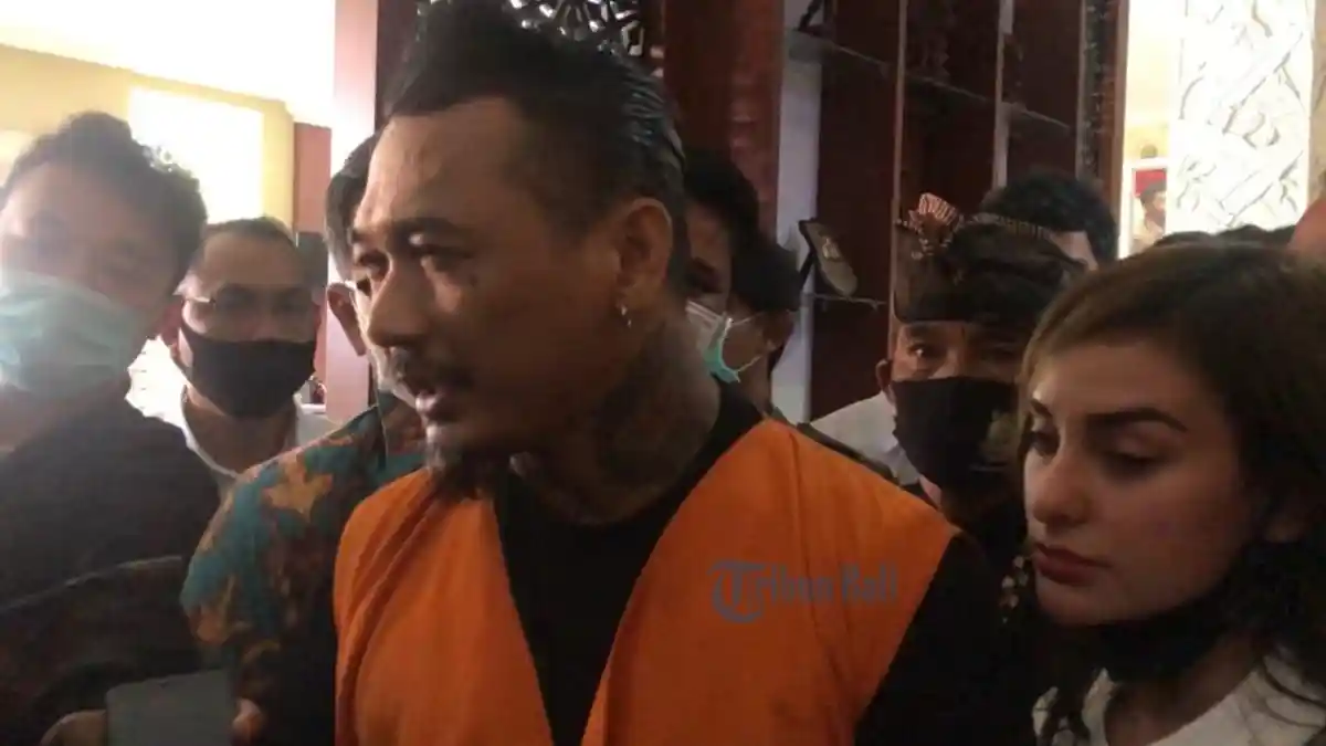 Jerinx Ucapkan Terima Kasih Kepada Jaksa yang Izinkan Istrinya Masuk ke Mobil Tahanan