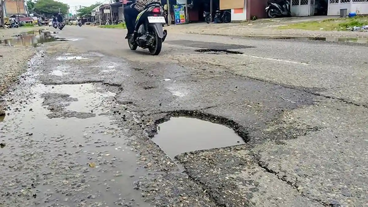 Jalan Nasional di Abdya Berlubang, Ancam Keselamatan Pengendara - Serambinews.com