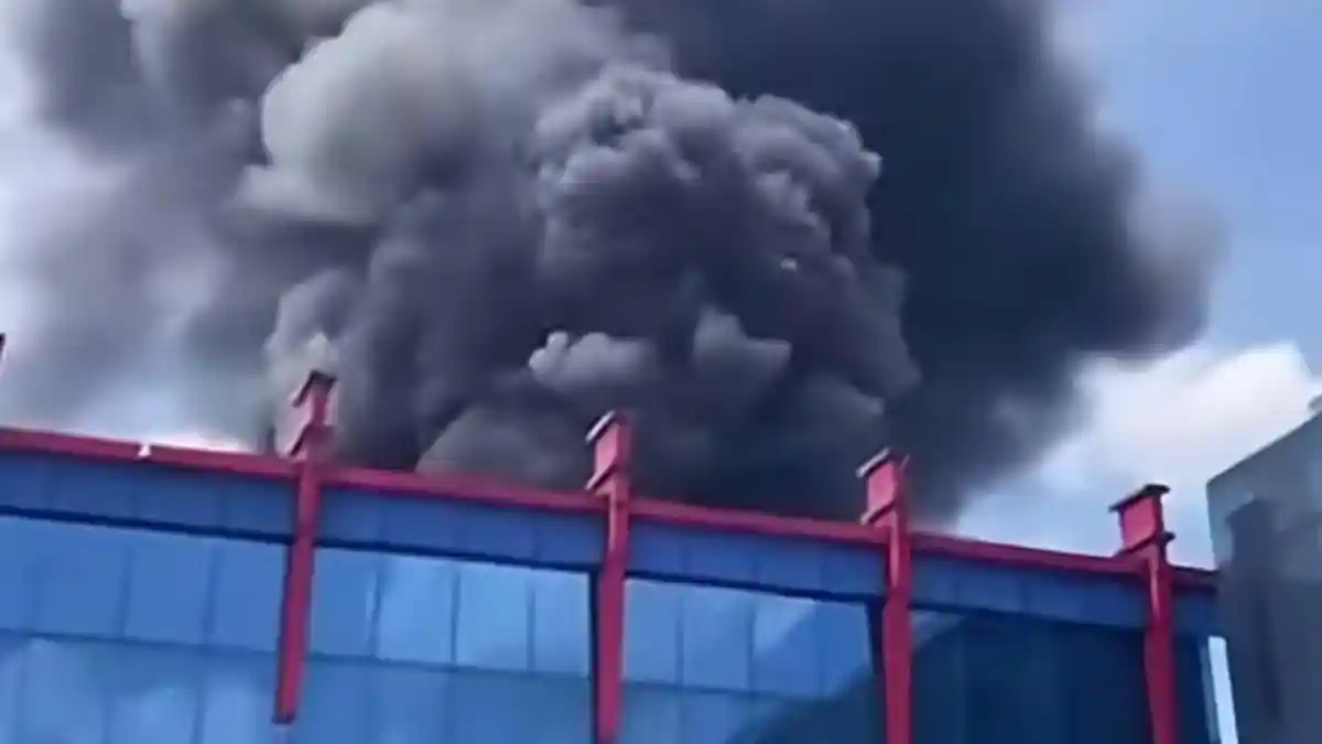 Mencekam! Pabrik Kasur di Gunungsindur Bogor Terbakar, Kepulan Asap Hitam Membumbung Tinggi