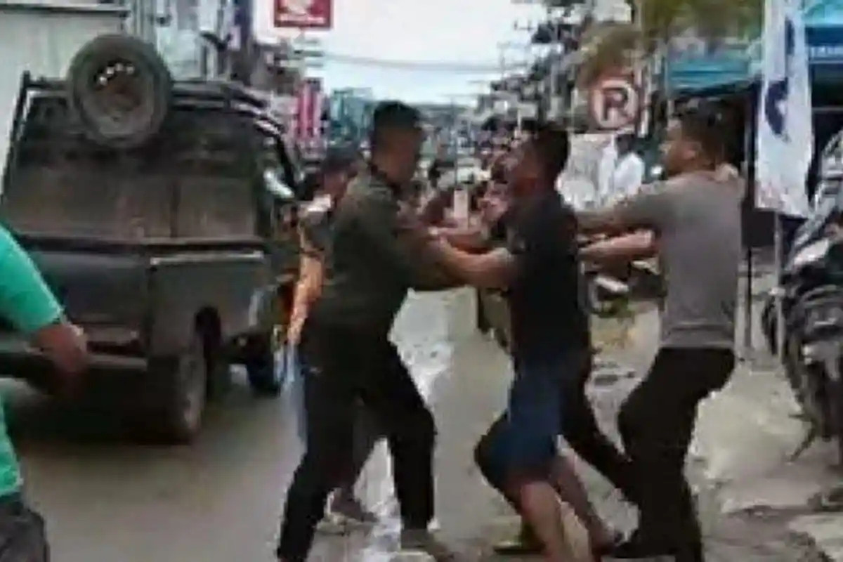 VIDEO Anggota TNI  Berkelahi dengan 2 Anggota Polri di Jalan Diponegoro, Warga Turun Tangan