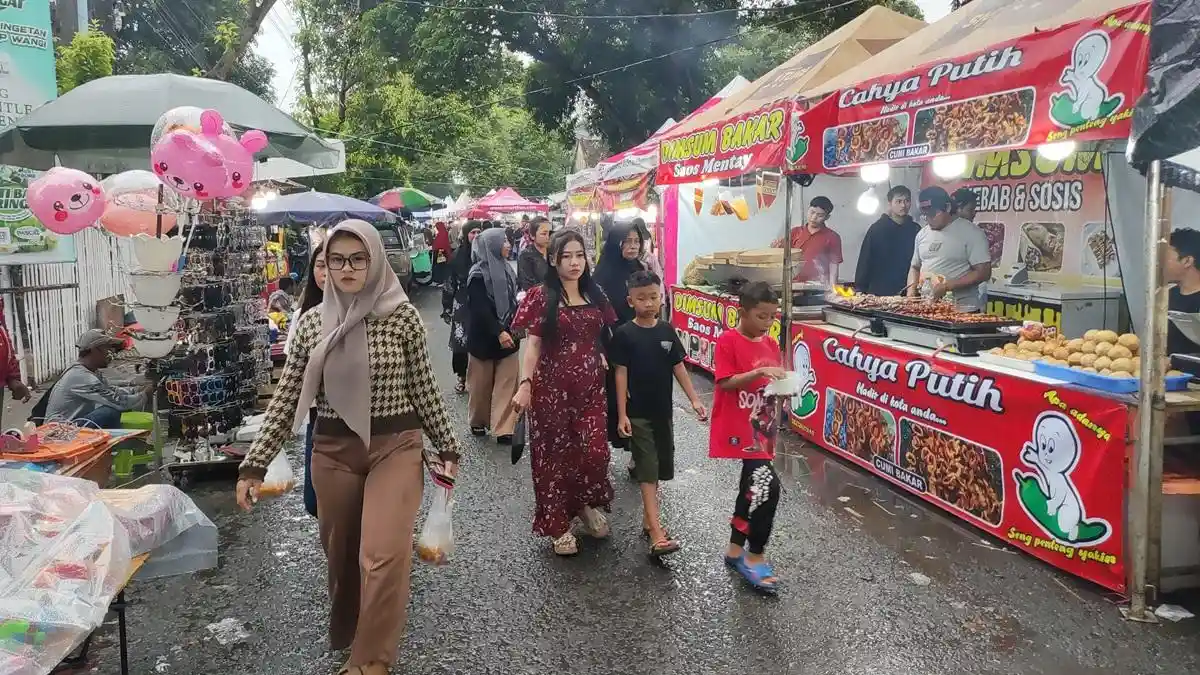 Meski Gerimis, Pasar Imlek Kelenteng Hok Tik Bio Pati Tetap Ramai Pengunjung