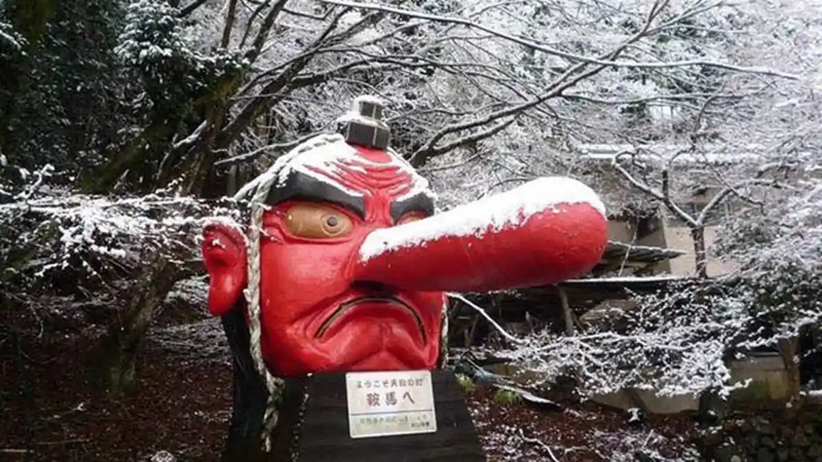 Patah Terkena Badai Salju, Begini Warga Lokal Perbaiki Hidung Patung Tengu
