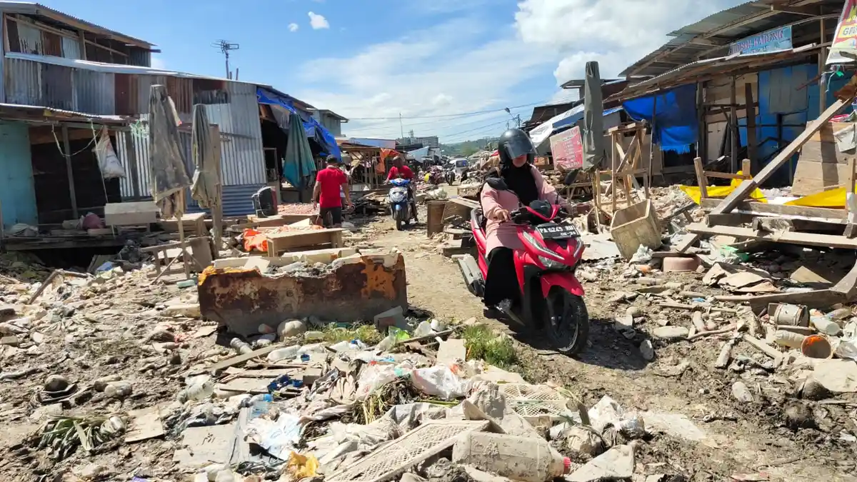 Pasar Youtefa Dipenuhi Sampah Berserakan