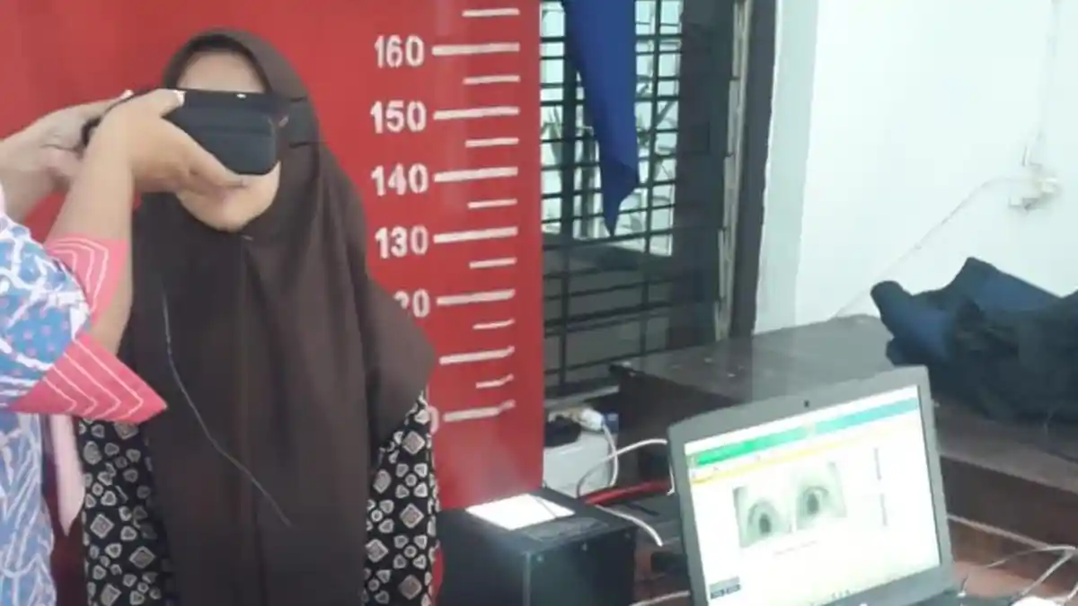 Jemput Bola, Disdukcapil Kota Pekalongan Datangi Kelurahan dan Sekolah Lakukan Perekaman e-KTP