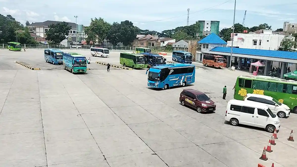 H-1 Lebaran, Arus Mudik di Terminal Rajabasa Lampung Mulai Landai