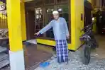 novan-agus-priyanto-42-menunjukkan-lokasi-parkir-dua-motornya-yang-hilang-dicuri.jpg
