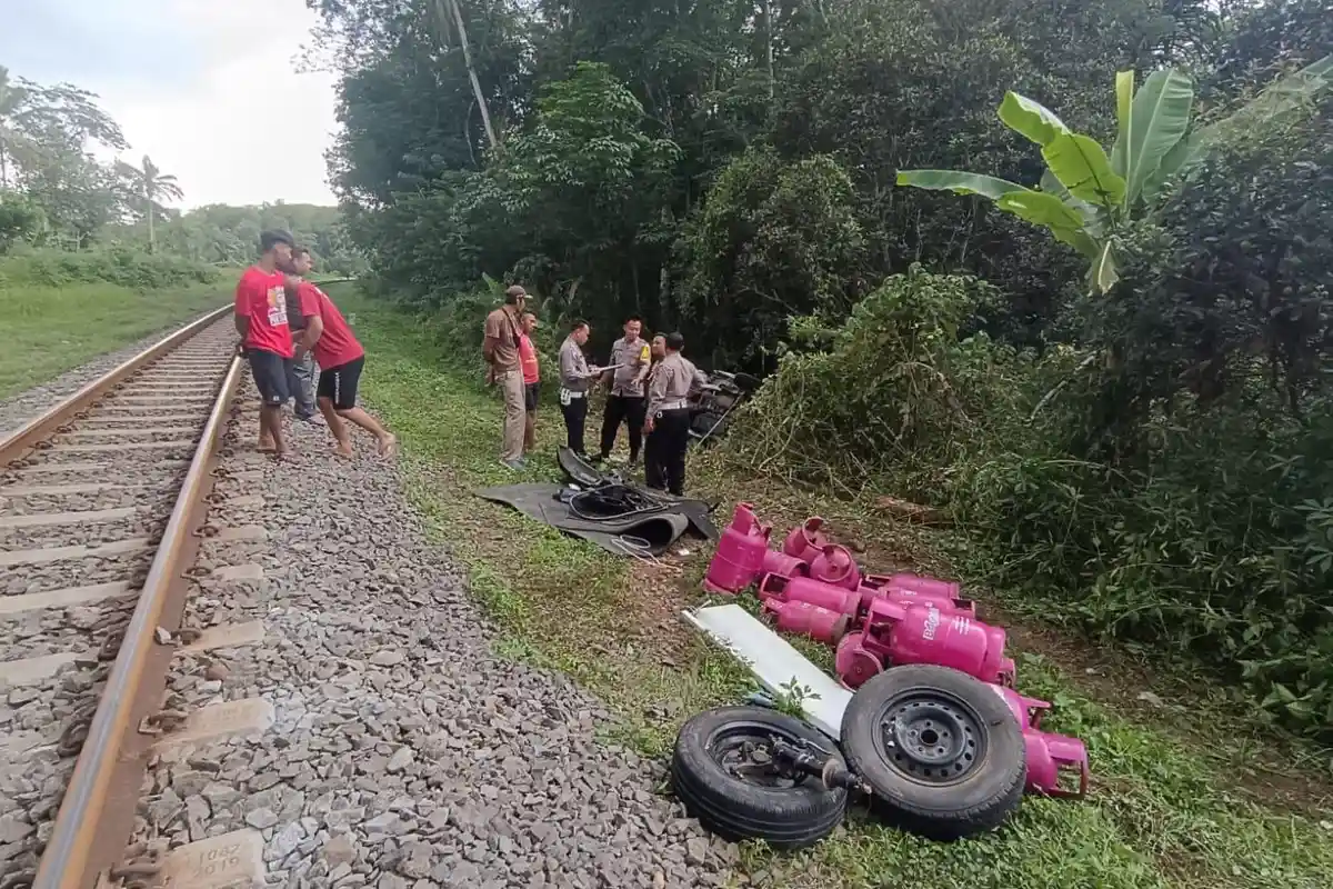 Kereta Api Tabrak Pikap Hingga Hancur dan Terlempar ke Jurang 20 Meter, 1 Orang Tewas