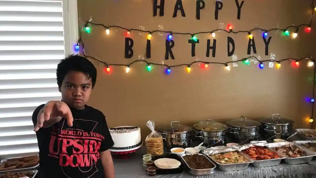Bocah Ini Kecewa Tak Ada yang Datang ke Pesta Ultahnya, tapi Justru Dapat Kejutan Tak Terduga Lain!