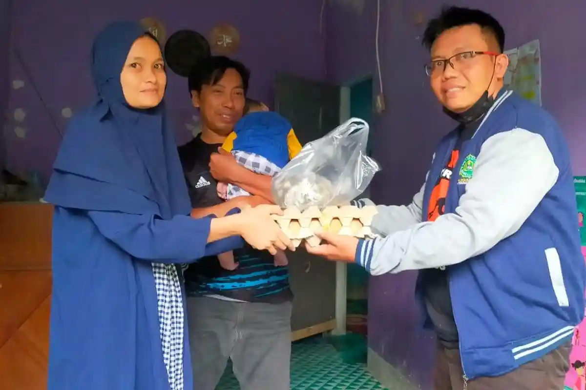 Bagi-bagi Sembako, Pascasarjana Universitas Hamzanwadi Bantu Pemerintah Tekan Angka Stunting