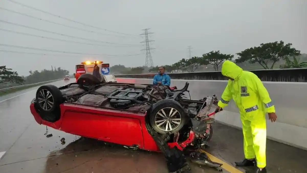 Kecelakaan Maut Jazz Terguling di Jalan Tol, Dokter dan 1 Penumpang Meninggal