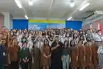 Suasana-foto-bersama-siswa-SMAK-Abdi-Siswa-mengikuti-roadshow-Warta-Kota.jpg