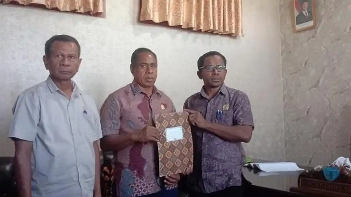 Pimpinan DPRD TTU Serahkan Rekomendasi Laporan Dugaan Intimidasi Anggota ke BK untuk Diusut - Pos-kupang.com