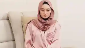 Potret-Della-Puspita-ketika-hadir-di-YouTube-Feni-Rose-pada-Sabtu-8112025.jpg
