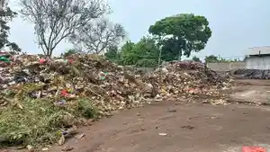 Sampah-yang-tampak-menumpuk-di-sisi-selatan-TOSS.jpg