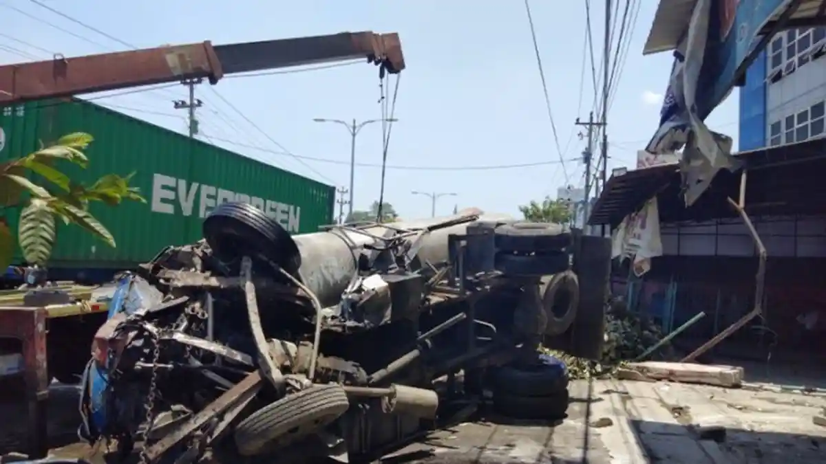 Truk Tangki Itu Baru Berhenti Setelah Tabrak Tiga Pohon