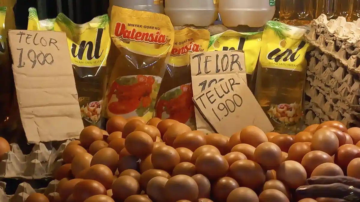 Pasca Lebaran Harga Telur Mulai Turun di Pasar Mardika Ambon, Beras Masih Tinggi