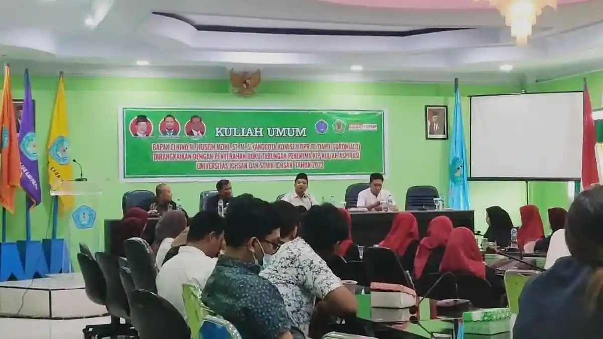Elnino Mohi Bagi-bagi Kartu Indonesia Pintar di Unisan Gorontalo