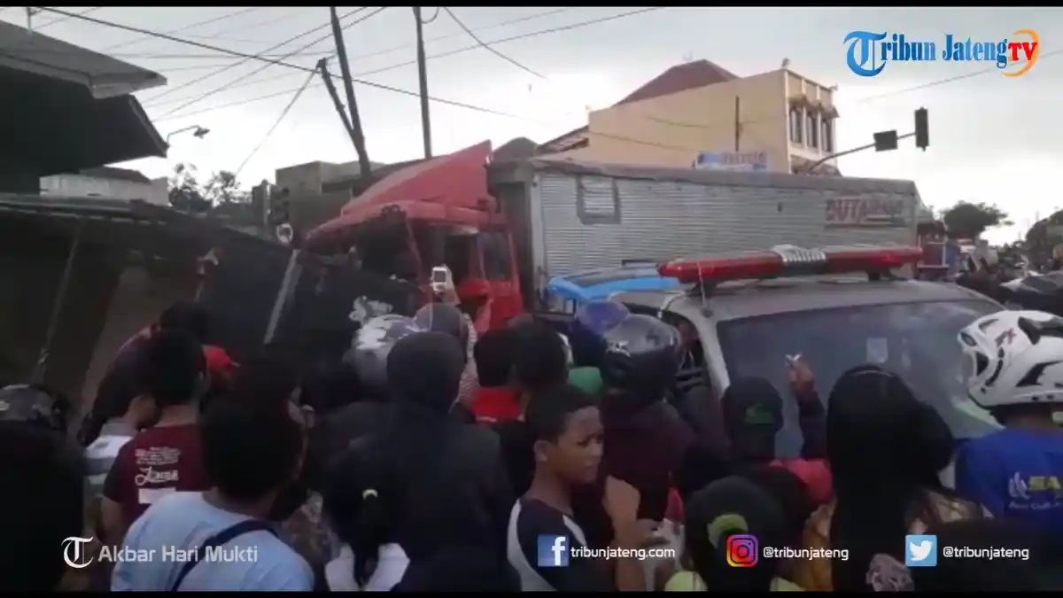 Kecelakaan Karambol di Mojosongo Solo, Warga Berkerumun Saksikan Proses Evakuasi (Video)