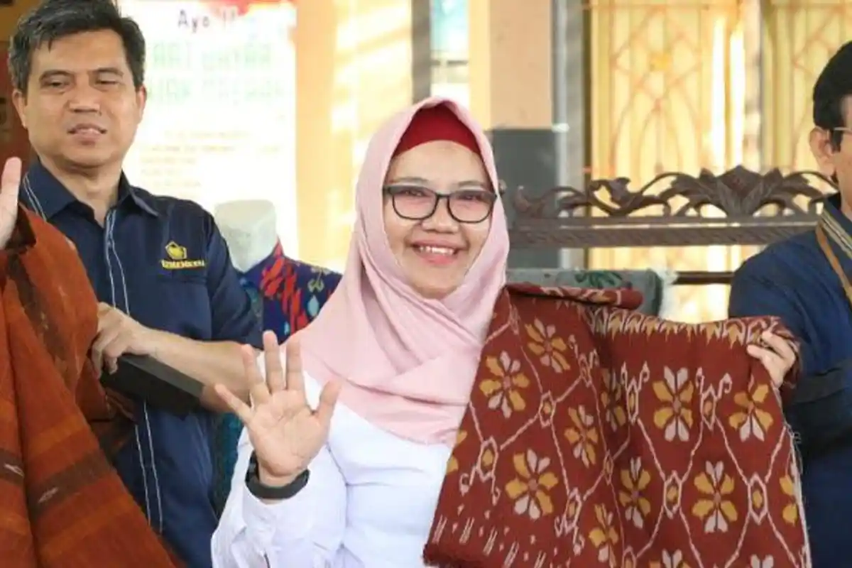 Wakil Bupati Gresik Kenalkan Kain Tenun Wedani Khas Gresik kepada 16 Atase KBRI