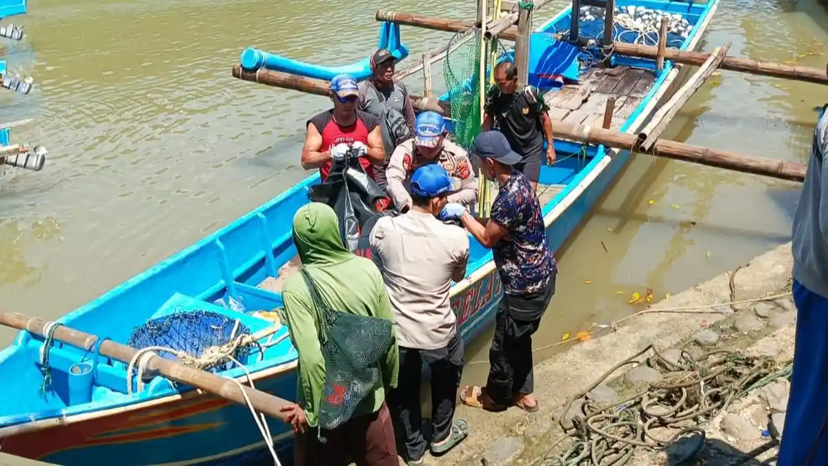 Lansia Ditemukan Mengambang di Perairan Laut Garut dalam Kondisi tak Bernyawa.