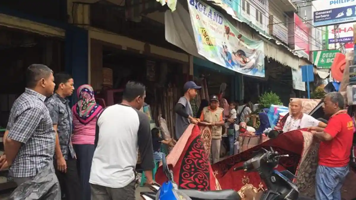 FOTO: Jalan Sam Ratulangi Pasar Jambi Sering Macet, Ternyata Ini Penyebabnya