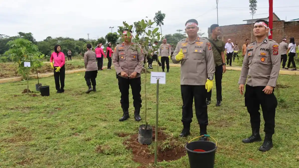 Waka Polrestabes Medan Bersama Forkopimda Lakukan Penanaman Pohon di Simalingkar