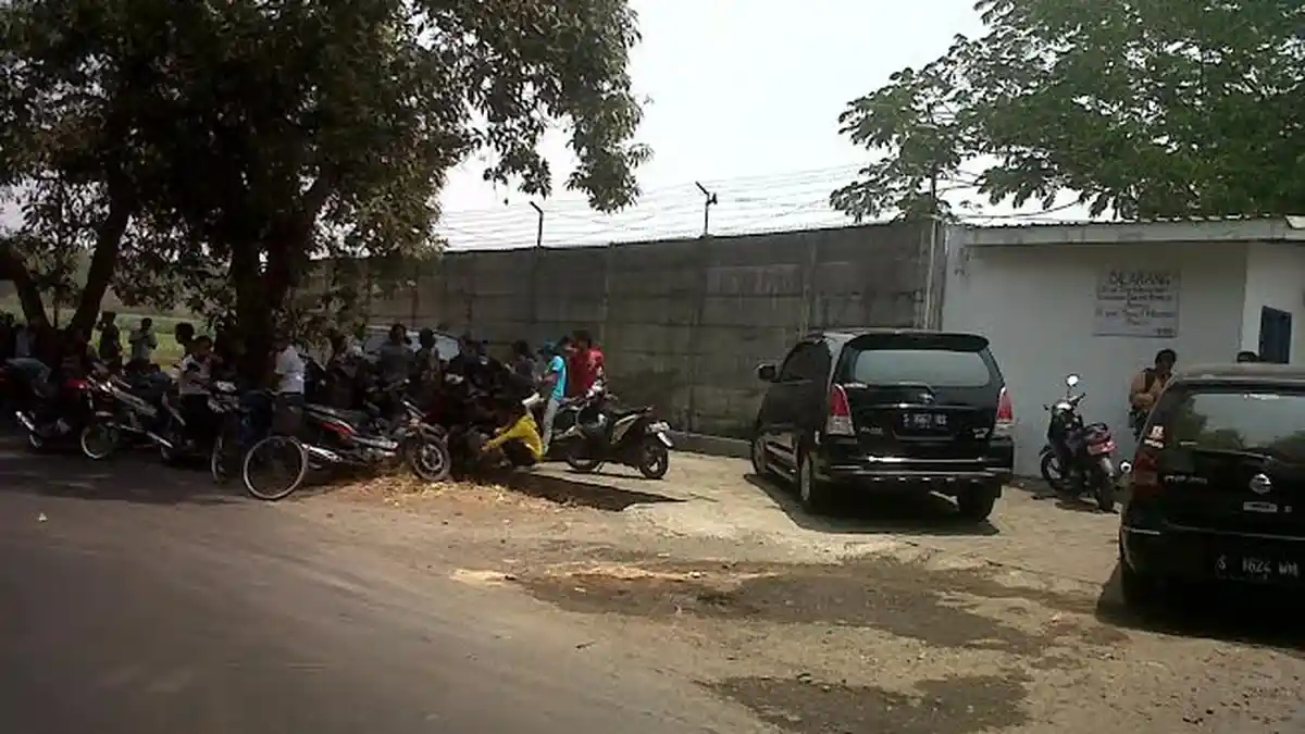 Polusi, Ratusan Warga Demo  Pabrik Karet di Mojokerto