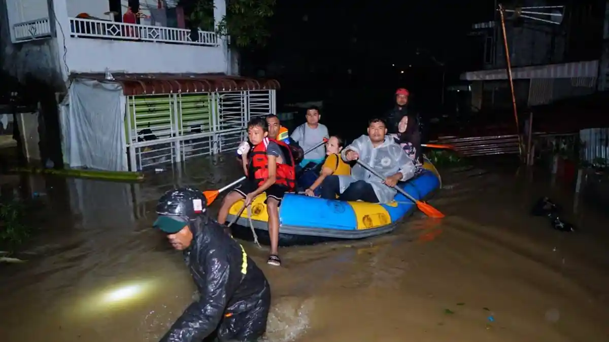 FAJI Medan Evakuasi Warga Korban Banjir Hanya dengan Satu Perahu, Berharap Perhatian Pemko Medan